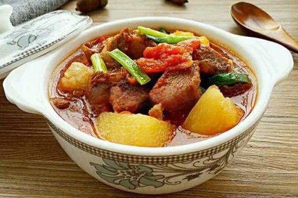 Detailed process of stewing beef with tomatoes and potatoes