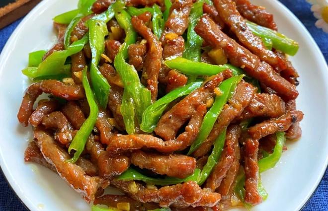 Stir-fried beef with green peppers