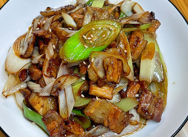 Stir-fried pork belly with scallions