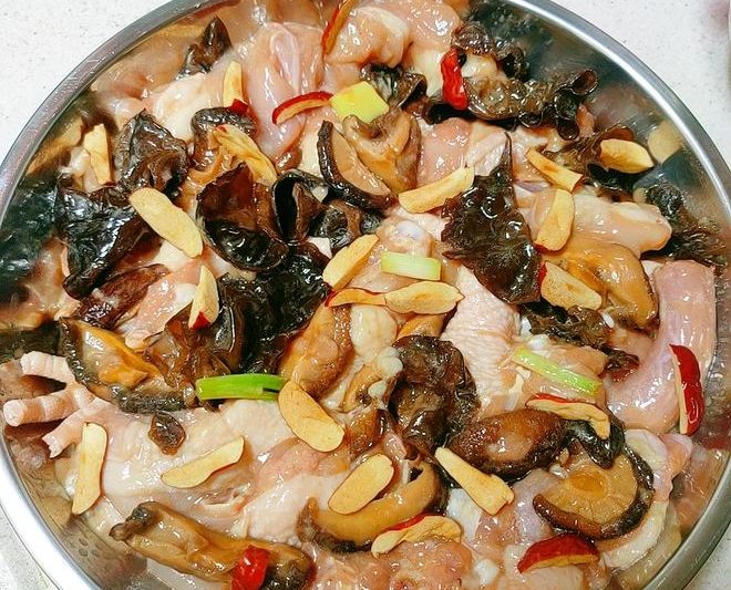Guangdong Traditional Home-Style Dish: Steamed Chicken with Shiitake Mushrooms